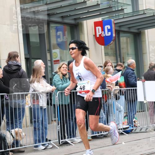 05.10.2025 - 20. swb-Marathon Bremen Strokosch-Dieckow http://msf.ph/oto/9296413 05.10.2025 13:00:15 Ziel 46, 965, 1612, 3251, 3982, 5014, 6633, 7099, 7373, 7949, 46, 965, 1612, 3251, 3982, 5014, 6633, 7099, 7373, 7949 meine-sportfotos.de