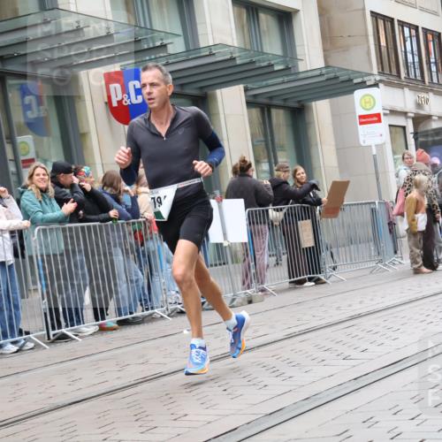 05.10.2025 - 20. swb-Marathon Bremen Strokosch-Dieckow http://msf.ph/oto/9296415 05.10.2025 13:00:16 Ziel 46, 965, 1612, 3251, 3982, 5014, 6633, 7099, 7373, 7949, 46, 965, 1612, 3251, 3982, 5014, 6633, 7099, 7373, 7949 meine-sportfotos.de