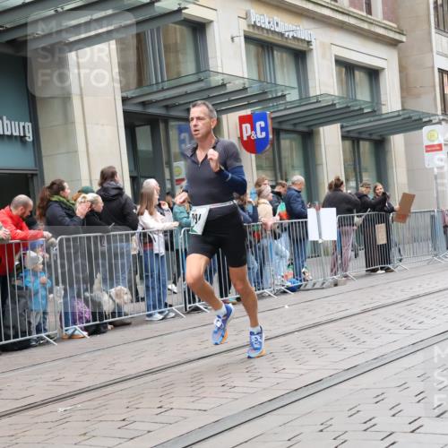 05.10.2025 - 20. swb-Marathon Bremen Strokosch-Dieckow http://msf.ph/oto/9296416 05.10.2025 13:00:17 Ziel 46, 965, 1612, 3251, 3982, 5014, 7099, 7373, 7949, 46, 965, 1612, 3251, 3982, 5014, 7099, 7373, 7949 meine-sportfotos.de