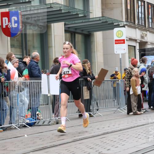 05.10.2025 - 20. swb-Marathon Bremen Strokosch-Dieckow http://msf.ph/oto/9296417 05.10.2025 13:00:21 Ziel 46, 965, 1612, 3251, 3982, 5014, 7099, 7373, 7949, 9130, 46, 965, 1612, 3251, 3982, 5014, 7099, 7373, 7949, 9130 meine-sportfotos.de