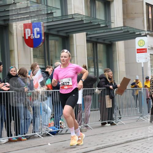 05.10.2025 - 20. swb-Marathon Bremen Strokosch-Dieckow http://msf.ph/oto/9296418 05.10.2025 13:00:21 Ziel 46, 965, 1612, 3251, 3982, 5014, 7099, 7373, 7949, 9130, 46, 965, 1612, 3251, 3982, 5014, 7099, 7373, 7949, 9130 meine-sportfotos.de