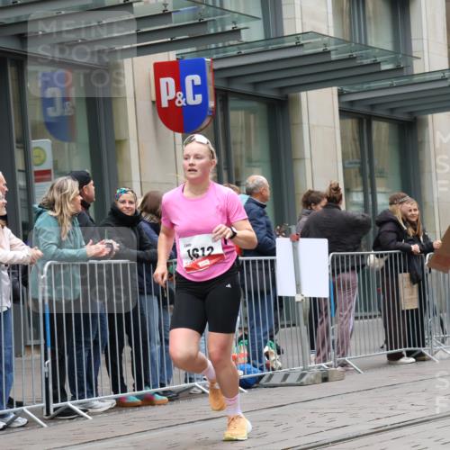 05.10.2025 - 20. swb-Marathon Bremen Strokosch-Dieckow http://msf.ph/oto/9296419 05.10.2025 13:00:21 Ziel 46, 965, 1612, 3251, 3982, 5014, 7099, 7373, 7949, 9130, 46, 965, 1612, 3251, 3982, 5014, 7099, 7373, 7949, 9130 meine-sportfotos.de
