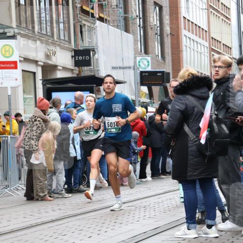 05.10.2025 - 20. swb-Marathon Bremen Strokosch-Dieckow http://msf.ph/oto/9296421 05.10.2025 13:00:25 Ziel 965, 1612, 1645, 3251, 3982, 5014, 7099, 7373, 9130, 965, 1612, 1645, 3251, 3982, 5014, 7099, 7373, 9130 meine-sportfotos.de