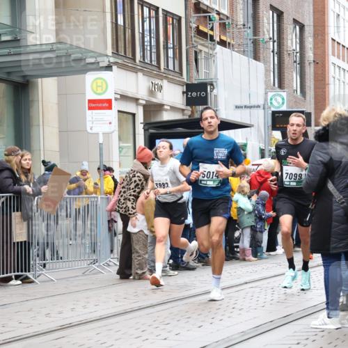 05.10.2025 - 20. swb-Marathon Bremen Strokosch-Dieckow http://msf.ph/oto/9296422 05.10.2025 13:00:26 Ziel 965, 1612, 1645, 3251, 3982, 5014, 7099, 7373, 9130, 965, 1612, 1645, 3251, 3982, 5014, 7099, 7373, 9130 meine-sportfotos.de