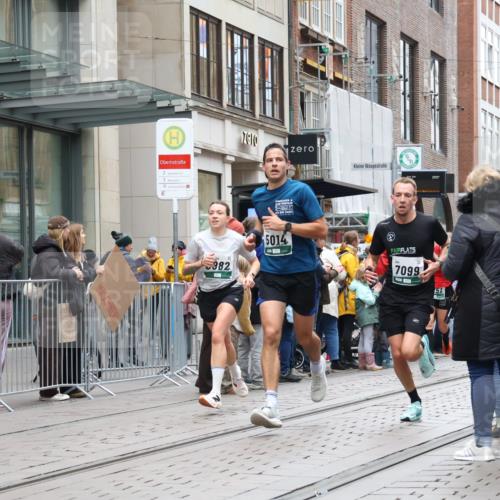 05.10.2025 - 20. swb-Marathon Bremen Strokosch-Dieckow http://msf.ph/oto/9296423 05.10.2025 13:00:26 Ziel 965, 1612, 1645, 3251, 3982, 5014, 7099, 7373, 9130, 965, 1612, 1645, 3251, 3982, 5014, 7099, 7373, 9130 meine-sportfotos.de