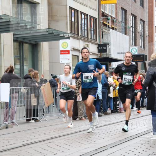 05.10.2025 - 20. swb-Marathon Bremen Strokosch-Dieckow http://msf.ph/oto/9296424 05.10.2025 13:00:26 Ziel 965, 1612, 1645, 3251, 3982, 5014, 7099, 7373, 9130, 965, 1612, 1645, 3251, 3982, 5014, 7099, 7373, 9130 meine-sportfotos.de