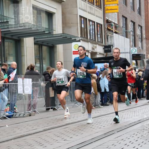05.10.2025 - 20. swb-Marathon Bremen Strokosch-Dieckow http://msf.ph/oto/9296425 05.10.2025 13:00:27 Ziel 965, 1645, 3251, 3982, 5014, 7099, 7373, 9130, 965, 1645, 3251, 3982, 5014, 7099, 7373, 9130 meine-sportfotos.de