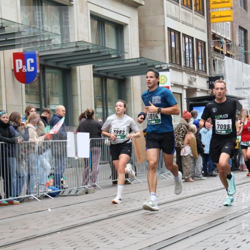 05.10.2025 - 20. swb-Marathon Bremen Strokosch-Dieckow http://msf.ph/oto/9296426 05.10.2025 13:00:27 Ziel 965, 1645, 3251, 3982, 5014, 7099, 7373, 9130, 965, 1645, 3251, 3982, 5014, 7099, 7373, 9130 meine-sportfotos.de