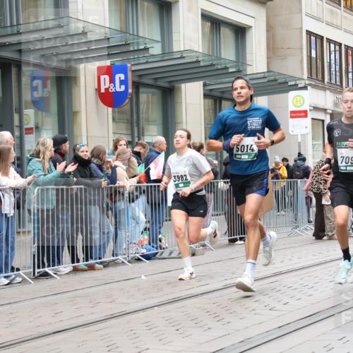 05.10.2025 - 20. swb-Marathon Bremen Strokosch-Dieckow http://msf.ph/oto/9296427 05.10.2025 13:00:27 Ziel 965, 1645, 3251, 3982, 5014, 7099, 7373, 9130, 965, 1645, 3251, 3982, 5014, 7099, 7373, 9130 meine-sportfotos.de