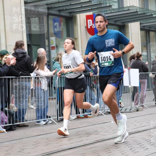 05.10.2025 - 20. swb-Marathon Bremen Strokosch-Dieckow http://msf.ph/oto/9296428 05.10.2025 13:00:28 Ziel 965, 1645, 3251, 3982, 5014, 7099, 7373, 9130, 965, 1645, 3251, 3982, 5014, 7099, 7373, 9130 meine-sportfotos.de
