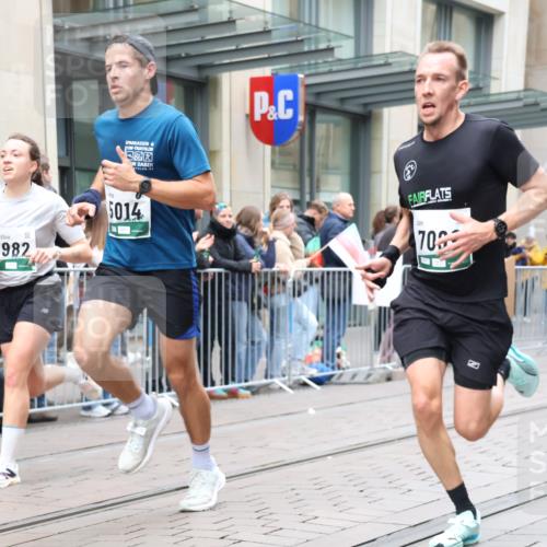05.10.2025 - 20. swb-Marathon Bremen Strokosch-Dieckow http://msf.ph/oto/9296429 05.10.2025 13:00:28 Ziel 965, 1645, 3251, 3982, 5014, 7099, 7373, 9130, 965, 1645, 3251, 3982, 5014, 7099, 7373, 9130 meine-sportfotos.de