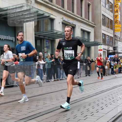 05.10.2025 - 20. swb-Marathon Bremen Strokosch-Dieckow http://msf.ph/oto/9296430 05.10.2025 13:00:28 Ziel 965, 1645, 3251, 3982, 5014, 7099, 7373, 9130, 965, 1645, 3251, 3982, 5014, 7099, 7373, 9130 meine-sportfotos.de