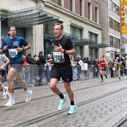 05.10.2025 - 20. swb-Marathon Bremen Strokosch-Dieckow http://msf.ph/oto/9296431 05.10.2025 13:00:29 Ziel 965, 1645, 3251, 3982, 5014, 7099, 7373, 9130, 965, 1645, 3251, 3982, 5014, 7099, 7373, 9130 meine-sportfotos.de
