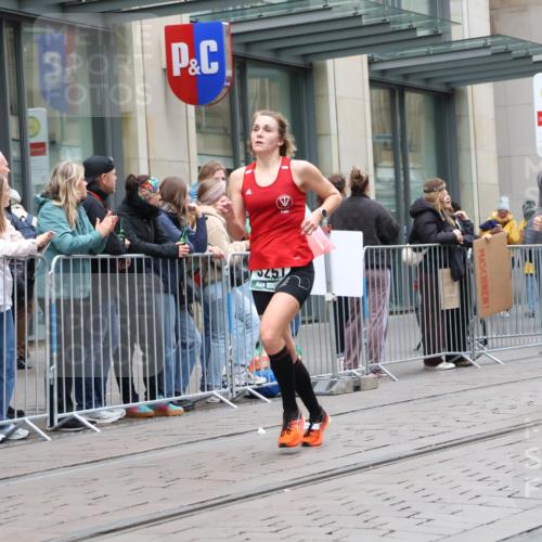 05.10.2025 - 20. swb-Marathon Bremen Strokosch-Dieckow http://msf.ph/oto/9296432 05.10.2025 13:00:29 Ziel 965, 1645, 3251, 3982, 5014, 7099, 7373, 9130, 965, 1645, 3251, 3982, 5014, 7099, 7373, 9130 meine-sportfotos.de