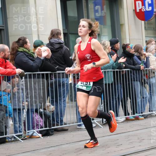 05.10.2025 - 20. swb-Marathon Bremen Strokosch-Dieckow http://msf.ph/oto/9296434 05.10.2025 13:00:30 Ziel 965, 1645, 3251, 3982, 5014, 7099, 7373, 9130, 965, 1645, 3251, 3982, 5014, 7099, 7373, 9130 meine-sportfotos.de