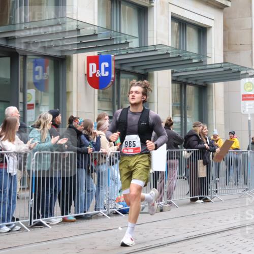 05.10.2025 - 20. swb-Marathon Bremen Strokosch-Dieckow http://msf.ph/oto/9296435 05.10.2025 13:00:31 Ziel 965, 1645, 3251, 3982, 5014, 7099, 7373, 9130, 965, 1645, 3251, 3982, 5014, 7099, 7373, 9130 meine-sportfotos.de