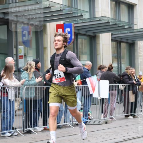 05.10.2025 - 20. swb-Marathon Bremen Strokosch-Dieckow http://msf.ph/oto/9296436 05.10.2025 13:00:31 Ziel 965, 1645, 3251, 3982, 5014, 7099, 7373, 9130, 965, 1645, 3251, 3982, 5014, 7099, 7373, 9130 meine-sportfotos.de