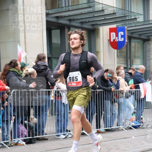 05.10.2025 - 20. swb-Marathon Bremen Strokosch-Dieckow http://msf.ph/oto/9296437 05.10.2025 13:00:31 Ziel 965, 1645, 3251, 3982, 5014, 7099, 7373, 9130, 965, 1645, 3251, 3982, 5014, 7099, 7373, 9130 meine-sportfotos.de