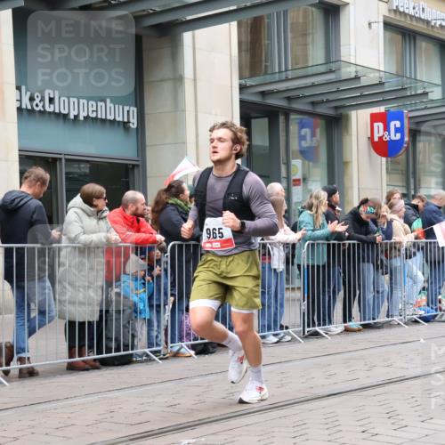 05.10.2025 - 20. swb-Marathon Bremen Strokosch-Dieckow http://msf.ph/oto/9296438 05.10.2025 13:00:31 Ziel 965, 1645, 3251, 3982, 5014, 7099, 7373, 9130, 965, 1645, 3251, 3982, 5014, 7099, 7373, 9130 meine-sportfotos.de