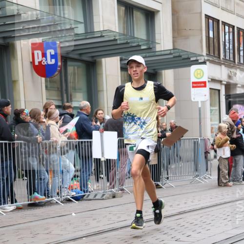 05.10.2025 - 20. swb-Marathon Bremen Strokosch-Dieckow http://msf.ph/oto/9296444 05.10.2025 13:00:38 Ziel 588, 628, 1093, 1215, 1645, 4358, 8382, 8828, 9130, 588, 628, 1093, 1215, 1645, 4358, 8382, 8828, 9130 meine-sportfotos.de