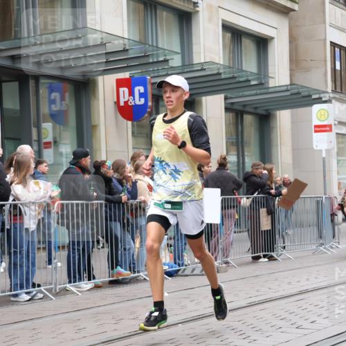 05.10.2025 - 20. swb-Marathon Bremen Strokosch-Dieckow http://msf.ph/oto/9296445 05.10.2025 13:00:38 Ziel 588, 628, 1093, 1215, 1645, 4358, 8382, 8828, 9130, 588, 628, 1093, 1215, 1645, 4358, 8382, 8828, 9130 meine-sportfotos.de