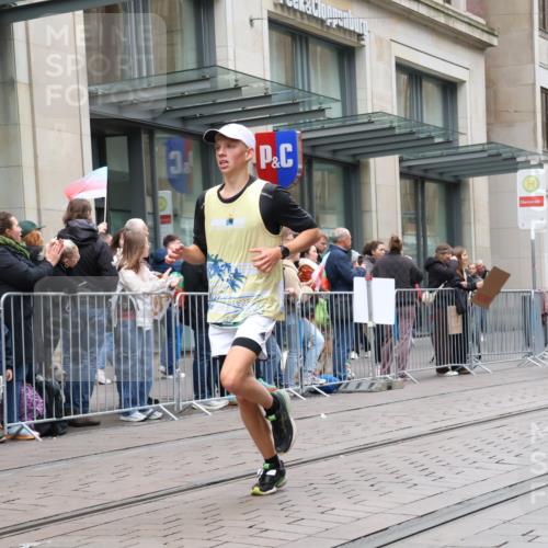 05.10.2025 - 20. swb-Marathon Bremen Strokosch-Dieckow http://msf.ph/oto/9296446 05.10.2025 13:00:39 Ziel 588, 628, 1093, 1215, 1645, 4358, 8382, 8828, 9130, 588, 628, 1093, 1215, 1645, 4358, 8382, 8828, 9130 meine-sportfotos.de