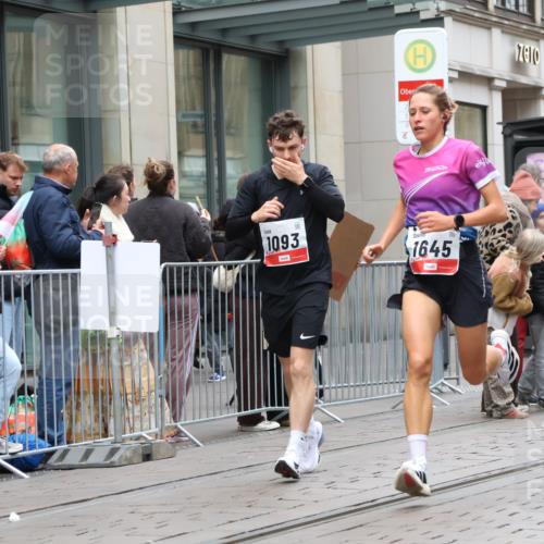05.10.2025 - 20. swb-Marathon Bremen Strokosch-Dieckow http://msf.ph/oto/9296448 05.10.2025 13:00:40 Ziel 588, 628, 1093, 1215, 1645, 4358, 8382, 8747, 8828, 9130, 588, 628, 1093, 1215, 1645, 4358, 8382, 8747, 8828, 9130 meine-sportfotos.de