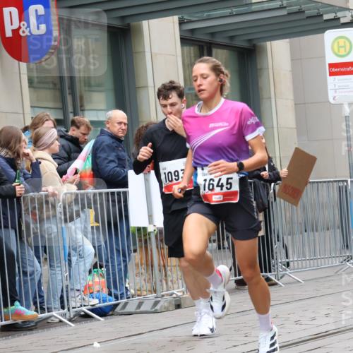 05.10.2025 - 20. swb-Marathon Bremen Strokosch-Dieckow http://msf.ph/oto/9296450 05.10.2025 13:00:41 Ziel 588, 628, 1093, 1215, 1645, 4358, 8382, 8747, 8828, 9130, 588, 628, 1093, 1215, 1645, 4358, 8382, 8747, 8828, 9130 meine-sportfotos.de
