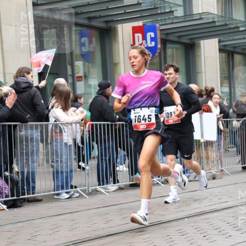 05.10.2025 - 20. swb-Marathon Bremen Strokosch-Dieckow http://msf.ph/oto/9296452 05.10.2025 13:00:41 Ziel 588, 628, 1093, 1215, 1645, 4358, 8382, 8747, 8828, 9130, 588, 628, 1093, 1215, 1645, 4358, 8382, 8747, 8828, 9130 meine-sportfotos.de