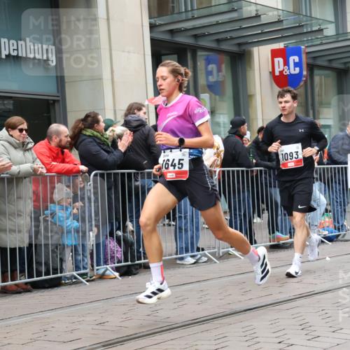 05.10.2025 - 20. swb-Marathon Bremen Strokosch-Dieckow http://msf.ph/oto/9296453 05.10.2025 13:00:41 Ziel 588, 628, 1093, 1215, 1645, 4358, 8382, 8747, 8828, 9130, 588, 628, 1093, 1215, 1645, 4358, 8382, 8747, 8828, 9130 meine-sportfotos.de