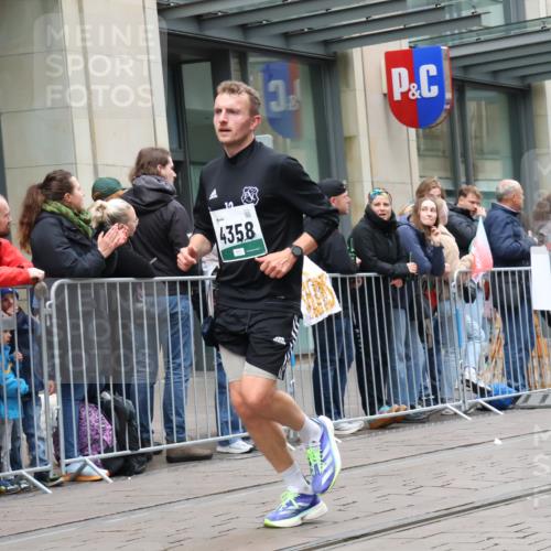 05.10.2025 - 20. swb-Marathon Bremen Strokosch-Dieckow http://msf.ph/oto/9296468 05.10.2025 13:00:54 Ziel 588, 628, 1093, 1215, 1626, 2666, 2719, 3150, 3342, 3807, 4358, 5132, 6150, 7525, 8382, 8747, 8828, 588, 628, 1093, 1215, 1626, 2666, 2719, 3150, 3342, 3807, 4358, 5132, 6150, 7525, 8382, 8747, 8828 meine-sportfotos.de