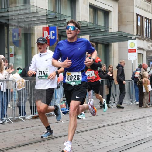 05.10.2025 - 20. swb-Marathon Bremen Strokosch-Dieckow http://msf.ph/oto/9296479 05.10.2025 13:01:00 Ziel 588, 628, 1215, 1626, 2545, 2666, 2719, 3150, 3342, 3807, 5132, 6150, 7525, 8382, 8747, 8828, 588, 628, 1215, 1626, 2545, 2666, 2719, 3150, 3342, 3807, 5132, 6150, 7525, 8382, 8747, 8828 meine-sportfotos.de