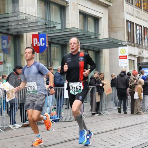 05.10.2025 - 20. swb-Marathon Bremen Strokosch-Dieckow http://msf.ph/oto/9296486 05.10.2025 13:01:02 Ziel 1626, 2545, 2666, 2719, 3150, 3342, 3807, 5132, 6150, 7525, 8747, 8828, 1626, 2545, 2666, 2719, 3150, 3342, 3807, 5132, 6150, 7525, 8747, 8828 meine-sportfotos.de