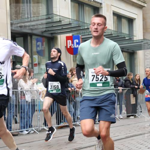 05.10.2025 - 20. swb-Marathon Bremen Strokosch-Dieckow http://msf.ph/oto/9296494 05.10.2025 13:01:05 Ziel 1042, 1626, 2284, 2545, 2666, 2719, 3150, 3342, 3807, 5132, 6150, 7525, 8747, 1042, 1626, 2284, 2545, 2666, 2719, 3150, 3342, 3807, 5132, 6150, 7525, 8747 meine-sportfotos.de