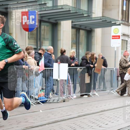05.10.2025 - 20. swb-Marathon Bremen Strokosch-Dieckow http://msf.ph/oto/9296500 05.10.2025 13:01:06 Ziel 1042, 1626, 2284, 2545, 2666, 2719, 3150, 3342, 3807, 5132, 6150, 7525, 1042, 1626, 2284, 2545, 2666, 2719, 3150, 3342, 3807, 5132, 6150, 7525 meine-sportfotos.de