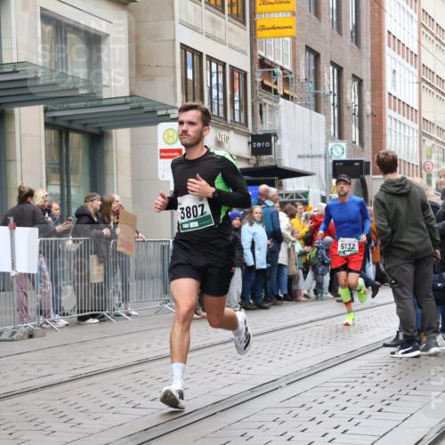 05.10.2025 - 20. swb-Marathon Bremen Strokosch-Dieckow http://msf.ph/oto/9296504 05.10.2025 13:01:08 Ziel 1042, 1626, 2284, 2545, 2666, 3150, 3807, 4571, 5132, 6150, 8169, 1042, 1626, 2284, 2545, 2666, 3150, 3807, 4571, 5132, 6150, 8169 meine-sportfotos.de