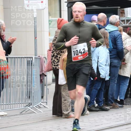 05.10.2025 - 20. swb-Marathon Bremen Strokosch-Dieckow http://msf.ph/oto/9296514 05.10.2025 13:01:17 Ziel 1042, 1992, 2284, 2545, 4571, 6302, 7440, 8169, 1042, 1992, 2284, 2545, 4571, 6302, 7440, 8169 meine-sportfotos.de