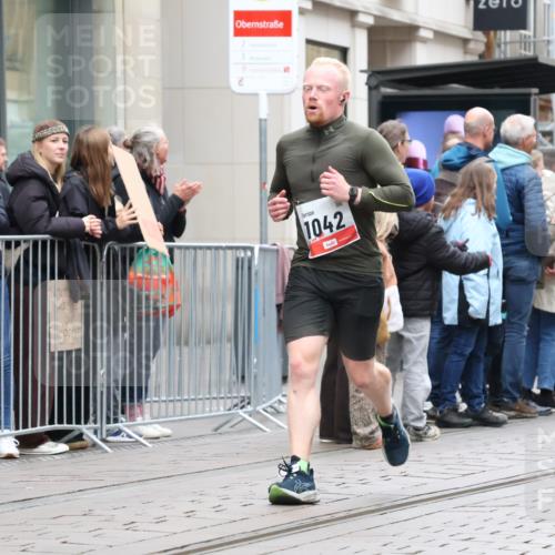 05.10.2025 - 20. swb-Marathon Bremen Strokosch-Dieckow http://msf.ph/oto/9296515 05.10.2025 13:01:18 Ziel 1042, 1992, 2284, 2545, 3218, 4571, 6302, 7440, 8169, 1042, 1992, 2284, 2545, 3218, 4571, 6302, 7440, 8169 meine-sportfotos.de