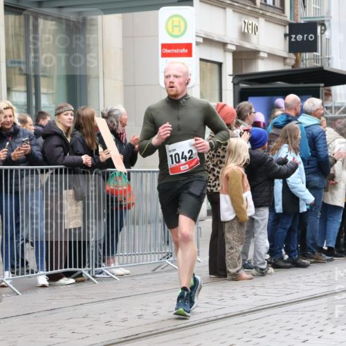 05.10.2025 - 20. swb-Marathon Bremen Strokosch-Dieckow http://msf.ph/oto/9296516 05.10.2025 13:01:18 Ziel 1042, 1992, 2284, 2545, 3218, 4571, 6302, 7440, 8169, 1042, 1992, 2284, 2545, 3218, 4571, 6302, 7440, 8169 meine-sportfotos.de