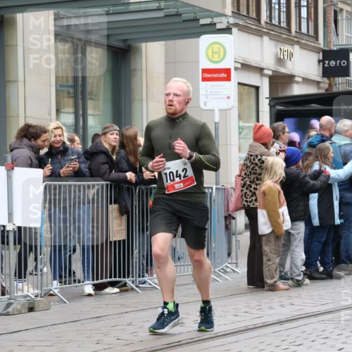 05.10.2025 - 20. swb-Marathon Bremen Strokosch-Dieckow http://msf.ph/oto/9296517 05.10.2025 13:01:18 Ziel 1042, 1992, 2284, 2545, 3218, 4571, 6302, 7440, 8169, 1042, 1992, 2284, 2545, 3218, 4571, 6302, 7440, 8169 meine-sportfotos.de
