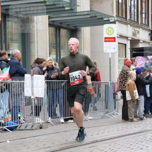 05.10.2025 - 20. swb-Marathon Bremen Strokosch-Dieckow http://msf.ph/oto/9296518 05.10.2025 13:01:19 Ziel 1042, 1992, 2284, 2545, 3218, 4571, 6302, 7440, 8169, 1042, 1992, 2284, 2545, 3218, 4571, 6302, 7440, 8169 meine-sportfotos.de