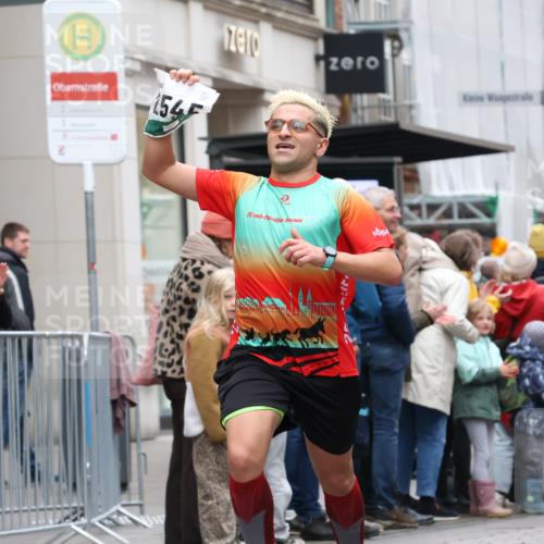 05.10.2025 - 20. swb-Marathon Bremen Strokosch-Dieckow http://msf.ph/oto/9296519 05.10.2025 13:01:21 Ziel 1042, 1992, 2284, 2545, 3218, 4571, 6302, 7440, 8169, 1042, 1992, 2284, 2545, 3218, 4571, 6302, 7440, 8169 meine-sportfotos.de