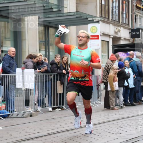 05.10.2025 - 20. swb-Marathon Bremen Strokosch-Dieckow http://msf.ph/oto/9296521 05.10.2025 13:01:21 Ziel 1042, 1992, 2284, 2545, 3218, 4571, 6302, 7440, 8169, 1042, 1992, 2284, 2545, 3218, 4571, 6302, 7440, 8169 meine-sportfotos.de