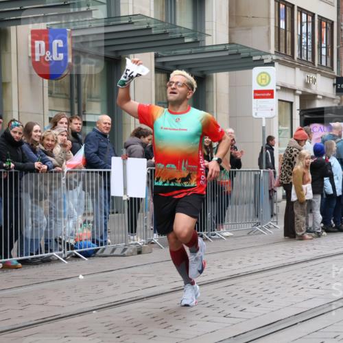05.10.2025 - 20. swb-Marathon Bremen Strokosch-Dieckow http://msf.ph/oto/9296522 05.10.2025 13:01:22 Ziel 1042, 1992, 2284, 2545, 3218, 4571, 6302, 7440, 8169, 1042, 1992, 2284, 2545, 3218, 4571, 6302, 7440, 8169 meine-sportfotos.de