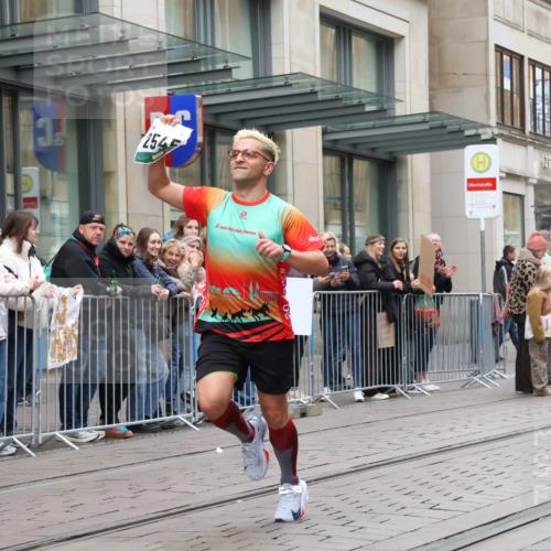 05.10.2025 - 20. swb-Marathon Bremen Strokosch-Dieckow http://msf.ph/oto/9296523 05.10.2025 13:01:22 Ziel 1042, 1992, 2284, 2545, 3218, 4571, 6302, 7440, 8169, 1042, 1992, 2284, 2545, 3218, 4571, 6302, 7440, 8169 meine-sportfotos.de