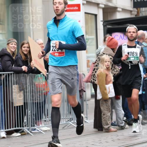 05.10.2025 - 20. swb-Marathon Bremen Strokosch-Dieckow http://msf.ph/oto/9296526 05.10.2025 13:01:24 Ziel 1042, 1992, 2062, 2284, 2545, 3218, 4571, 6302, 7440, 8169, 1042, 1992, 2062, 2284, 2545, 3218, 4571, 6302, 7440, 8169 meine-sportfotos.de
