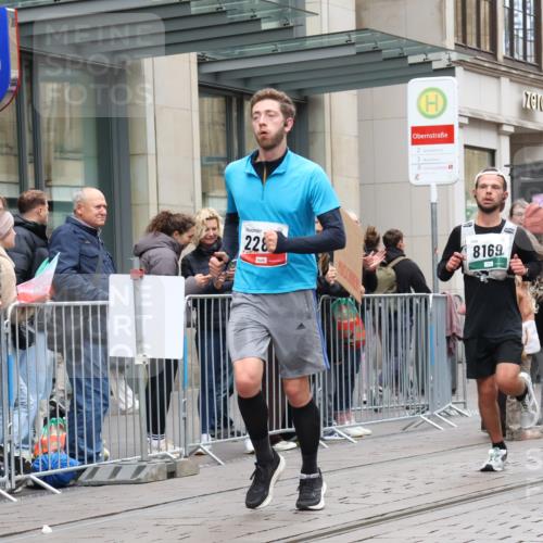 05.10.2025 - 20. swb-Marathon Bremen Strokosch-Dieckow http://msf.ph/oto/9296528 05.10.2025 13:01:25 Ziel 1042, 1992, 2062, 2284, 2545, 3218, 4571, 6302, 7440, 8169, 1042, 1992, 2062, 2284, 2545, 3218, 4571, 6302, 7440, 8169 meine-sportfotos.de