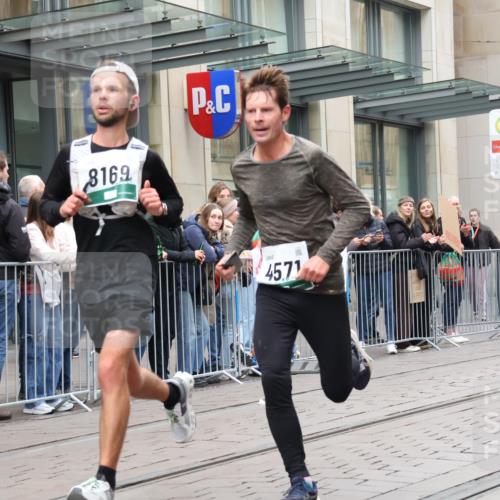 05.10.2025 - 20. swb-Marathon Bremen Strokosch-Dieckow http://msf.ph/oto/9296535 05.10.2025 13:01:27 Ziel 1042, 1745, 1992, 2062, 2284, 3218, 4571, 6302, 7440, 8169, 1042, 1745, 1992, 2062, 2284, 3218, 4571, 6302, 7440, 8169 meine-sportfotos.de