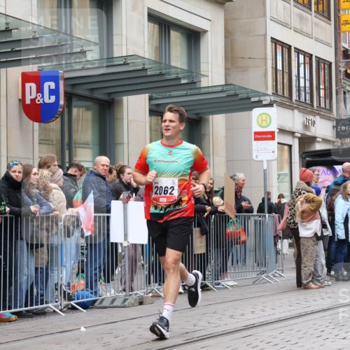 05.10.2025 - 20. swb-Marathon Bremen Strokosch-Dieckow http://msf.ph/oto/9296550 05.10.2025 13:01:41 Ziel 1745, 1992, 2062, 3218, 4988, 1745, 1992, 2062, 3218, 4988 meine-sportfotos.de