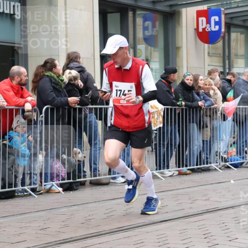 05.10.2025 - 20. swb-Marathon Bremen Strokosch-Dieckow http://msf.ph/oto/9296558 05.10.2025 13:01:45 Ziel 1745, 2062, 4988, 1745, 2062, 4988 meine-sportfotos.de